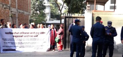 आयोगका पदाधिकारीको राजीनामा माग गर्दै द्वन्द्वपीडित धर्नामा