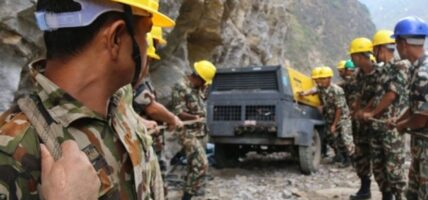 कालीकोटमा सुक्खा पहिरोमा पुरिएका कामदारको शव निकालियो