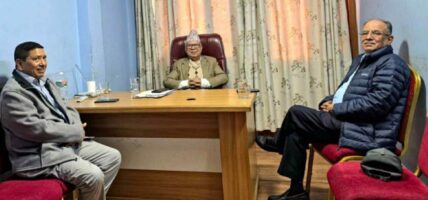 आलोकनगरमा प्रचण्ड, माधव र नारायणकाजीबीच छलफल
