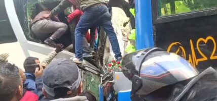 मलेखु-मुग्लिङ सडकखण्डमा दुईवटा बस ठोक्किए