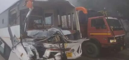 भारतमा  हुस्सुका कारण सात बससहितका सवारी साधन ठोक्किँदा आगलागी, कम्तीमा ४ जनाको मृत्यु