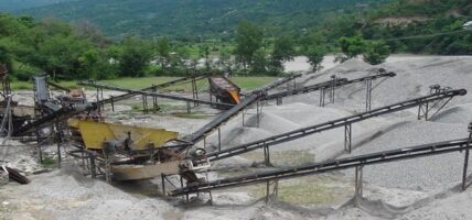 अरुण नदीमा रहेको अवैध क्रसर उद्योग सञ्चालनमा रोक