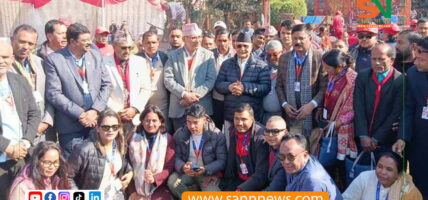 भोट हालिसकेपछि मतदानस्थलमा प्रतिनिधिसँग फोटो सेसनमा ओली