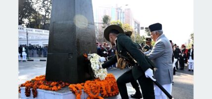 राष्ट्रपतिद्वारा राष्ट्र निर्माताको सालिकमा पुष्पहार अर्पण