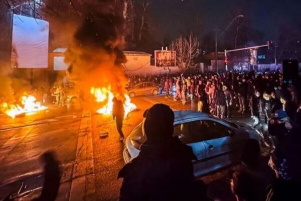 इरानले हटायो अन्तर्राष्ट्रिय ‘कल’मा लगाएको प्रतिबन्ध, इन्टरनेट बन्द जारी