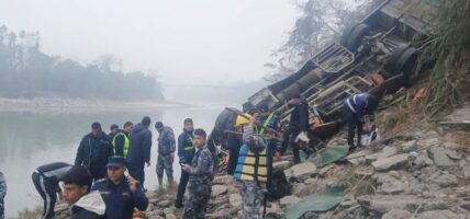 चरौदी बस दुर्घटना : दुई विदेशीसहित १७ जनाको मृत्यु, उद्धार सकियो