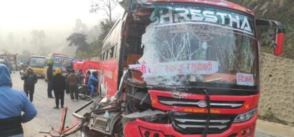 महादेवबेँसीमा यात्रुवाहक बस एकआपसमा ठोक्किएर दुर्घटना : एक जनाको मृत्यु