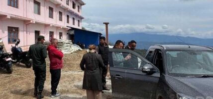 आधारभूत अस्पतालको भवन अलपत्र पार्ने ठेकेदारको गाडी नियन्त्रणमा