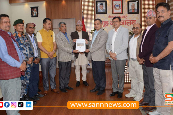 गृहमन्त्रीसमक्ष धादिङ बस दुर्घटना छानबिन कार्यदलको प्रतिवेदन पेस