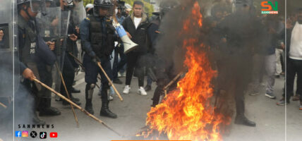 पार्टी अध्यक्ष केपी ओली पक्राउ परेपछि एमालेका कार्यकर्ताहरू बिरोध गर्दै सडकमा ।