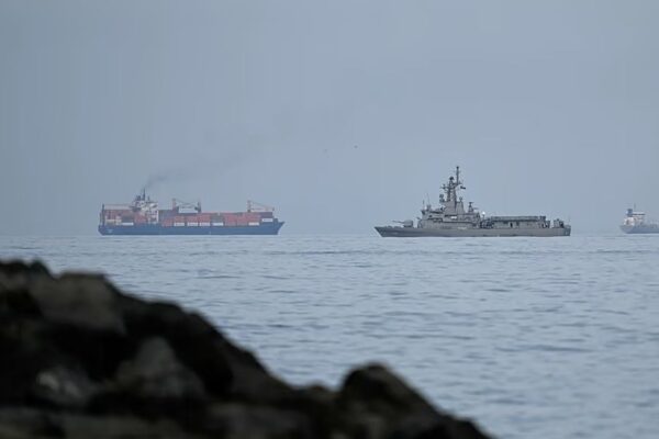 इरानले भन्योः कुन जहाजलाई होर्मुज स्ट्रेट भएर जान दिने वा नदिने भन्ने निर्णय अब इरानले गर्नेछ