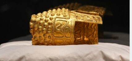 १४ महिनापछि स्वदेश फर्कियो २५०० वर्ष पुरानो अमूल्य सुनौलो हेलमेट