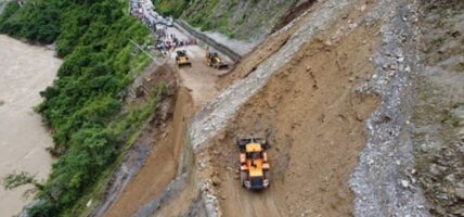 वर्षाका कारण सडक अवरुद्ध, विद्युत् सेवा प्रभावित