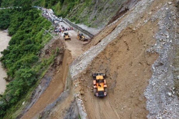 वर्षाका कारण सडक अवरुद्ध, विद्युत् सेवा प्रभावित