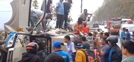 काठमाडौंबाट पोखरा जाँदै गरेको ईभी माइक्रो धादिङमा दुर्घटना