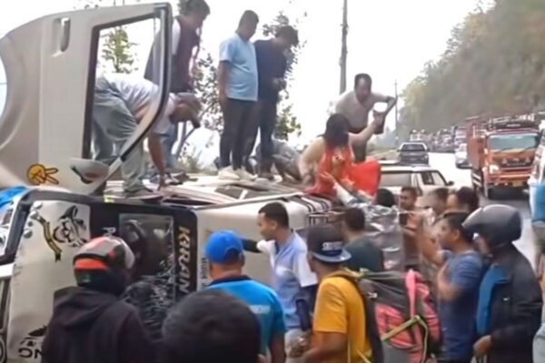 काठमाडौंबाट पोखरा जाँदै गरेको ईभी माइक्रो धादिङमा दुर्घटना