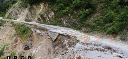 पहिरोका कारण मध्यपहाडी लोकमार्गमा अवरुद्ध