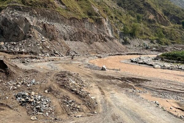 वर्षाका कारण पहिरो खस्दा विभिन्न राजमार्ग अवरुद्ध