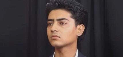 आइतबार चितवनमा मोटरसाइकल डोर्‍याएर फरक खालको प्रदर्शन गरिँदै
