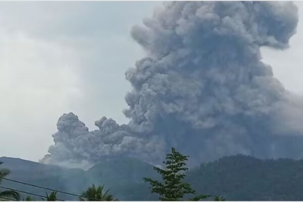 इन्डोनेसियामा ज्वालामुखी विस्फोट, २० जना पर्वतारोही बेपत्ता : अधिकारी
