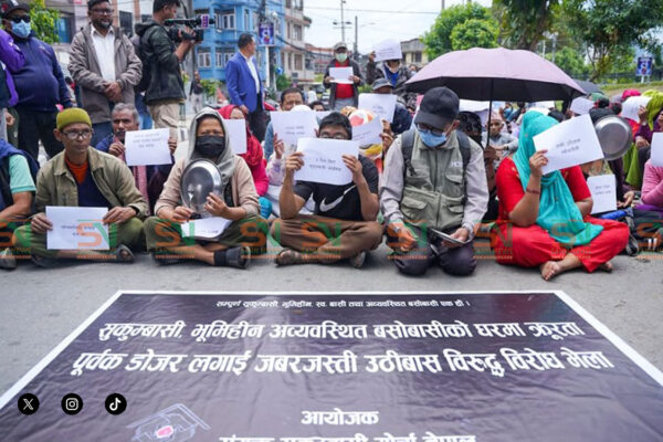 चम्चा र थाल ठटाउँदै माइतीघरमा सरकारविरुद्ध सुकुमवासीको प्रदर्शन