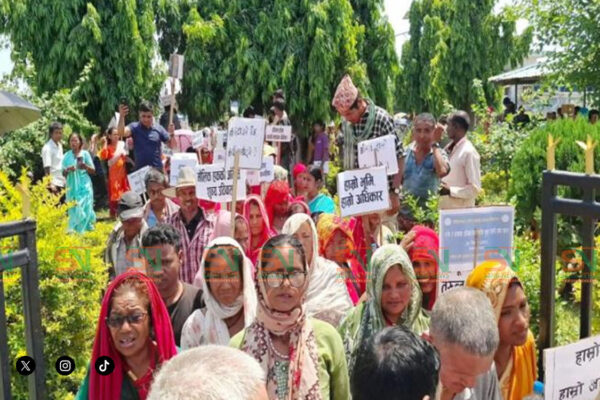 धनुषाको ढल्केबरमा सुकुम्वासीको प्रदर्शन धनुषाको ढल्केबरमा सुकुम्वासीको प्रदर्शन