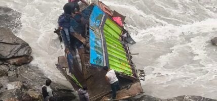 मनाङको खोत्रोमा ट्रक दुर्घटना हुँदा दुई जना घाइते