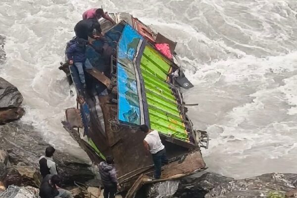 मनाङको खोत्रोमा ट्रक दुर्घटना हुँदा दुई जना घाइते