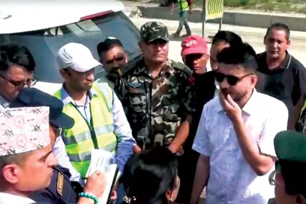 भौतिक पूर्वाधार मन्त्रीले काम नगरे ठेकेदारको खुट्टा भाँचिदिनु भनेपछि…. भौतिक पूर्वाधार मन्त्रीले काम नगरे ठेकेदारको खुट्टा भाँचिदिनु भनेपछि….