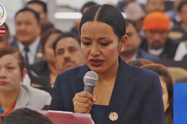 नेपाल-भारत सीमामा पर्खाल वा काँडेतार लगाइयोस् : आशिका तामाङ नेपाल-भारत सीमामा पर्खाल वा काँडेतार लगाइयोस् : आशिका तामाङ