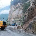 नारायणगढ–मुग्लिन सडकमा पहिरो पन्छाउने उपकरण तयारी अवस्थामा