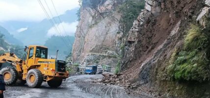 नारायणगढ–मुग्लिन सडकमा पहिरो पन्छाउने उपकरण तयारी अवस्थामा