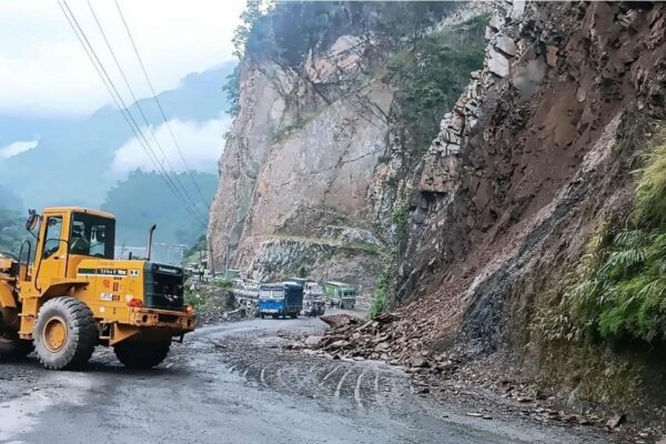 नारायणगढ–मुग्लिन सडकमा पहिरो पन्छाउने उपकरण तयारी अवस्थामा