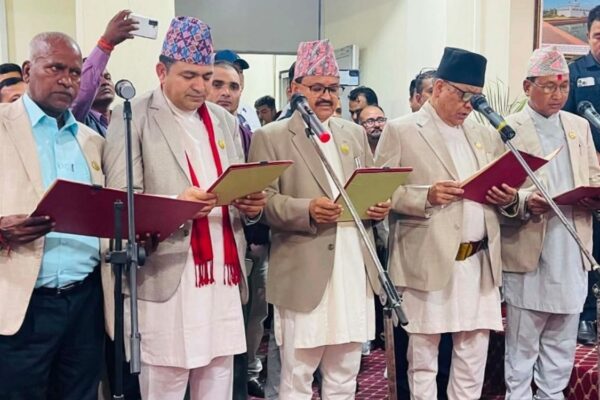 लुम्बिनी प्रदेश सरकारका नवनियुक्त मन्त्रीको शपथ लुम्बिनी प्रदेश सरकारका नवनियुक्त मन्त्रीको शपथ