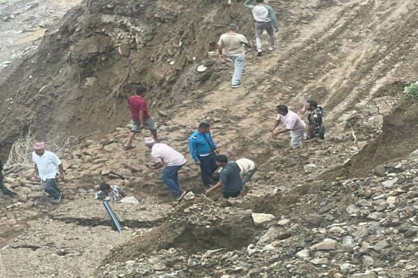 मेचि राजमार्ग अन्तरगत ईलामकाे राजदुवाली पहिरोको असर अझै कायम मेचि राजमार्ग अन्तरगत ईलामकाे राजदुवाली पहिरोको असर अझै कायम