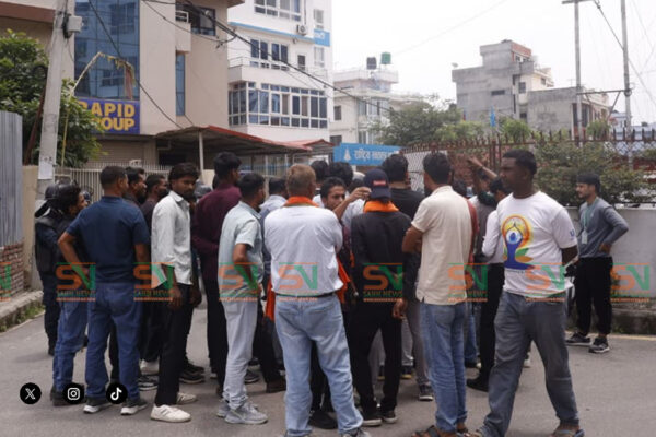 पार्टी कार्यालय अगाडि रास्वपा बाराका नेता कार्यकर्ताहरूको धर्ना पार्टी कार्यालय अगाडि रास्वपा बाराका नेता कार्यकर्ताहरूको धर्ना