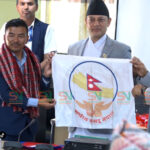 सभामुखद्वारा संसदको लोगोअंकित झण्डासहित सगरमाथा आरोहण गर्न सफल सांसद शेर्पाको सम्मान