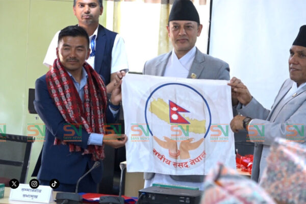 सभामुखद्वारा संसदको लोगोअंकित झण्डासहित सगरमाथा आरोहण गर्न सफल सांसद शेर्पाको सम्मान सभामुखद्वारा संसदको लोगोअंकित झण्डासहित सगरमाथा आरोहण गर्न सफल सांसद शेर्पाको सम्मान