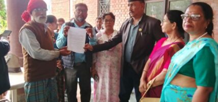 भक्तपुरस्थित होल्डिङ सेन्टरमा आश्रित सुकुम्बासीहरूको तर्फबाट सांसदहरूको टोलीसमक्ष  १५ बुँदे ध्यानाकर्षण पत्र।