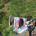 बैतडीमा बस दुर्घटना हुँदा चालकसहित १७ जना घाइते, दुई जनाको अवस्था गम्भीर