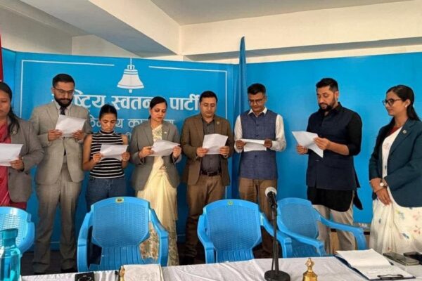 रास्वपाका तीन मन्त्रीसहित छ नेताले खाए केन्द्रीय सदस्यको शपथ