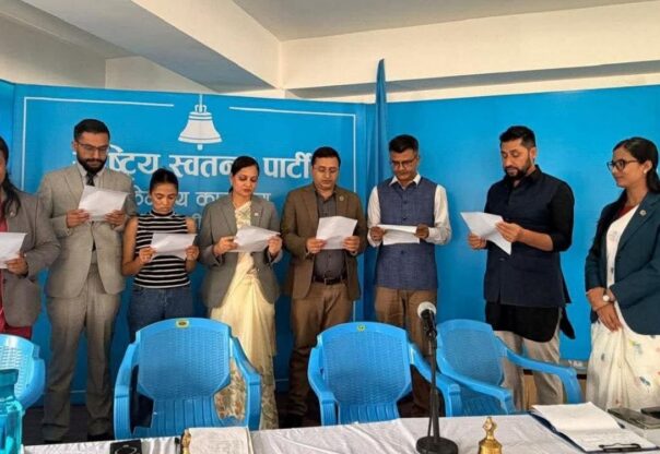 रास्वपाका तीन मन्त्रीसहित छ नेताले खाए केन्द्रीय सदस्यको शपथ