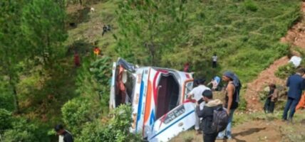 बैतडीमा बस दुर्घटना हुँदा चालकसहित १७ जना घाइते, दुई जनाको अवस्था गम्भीर