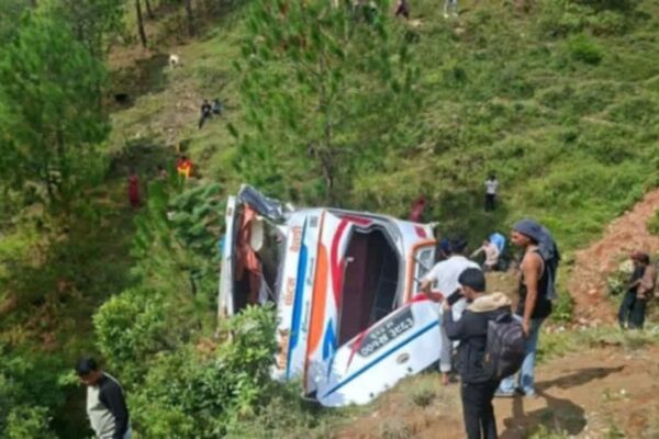 बैतडीमा बस दुर्घटना हुँदा चालकसहित १७ जना घाइते, दुई जनाको अवस्था गम्भीर बैतडीमा बस दुर्घटना हुँदा चालकसहित १७ जना घाइते, दुई जनाको अवस्था गम्भीर