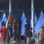 भिजेका सामान निकाल्दै सकुम्बासीले भने :हामी कुकुर-बिरालो होइनौं सरकार