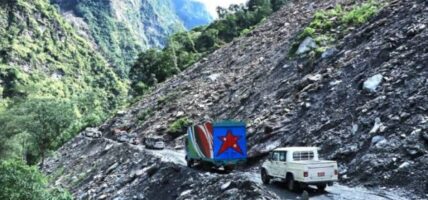 पहिरोले सालझण्डी–ढोरपाटन सडक अवरुद्ध, यात्रु अलपत्र