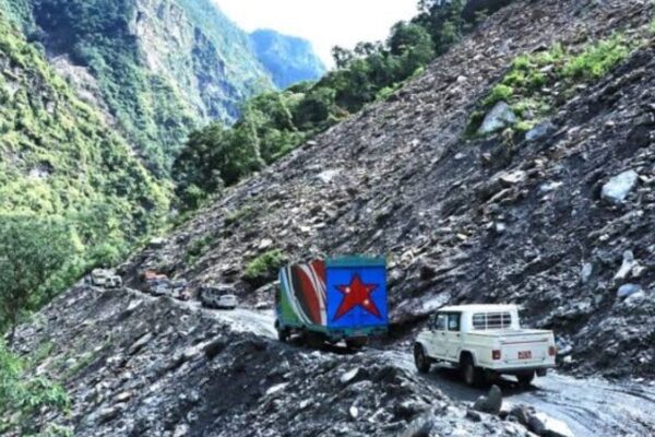 पहिरोले सालझण्डी–ढोरपाटन सडक अवरुद्ध, यात्रु अलपत्र पहिरोले सालझण्डी–ढोरपाटन सडक अवरुद्ध, यात्रु अलपत्र