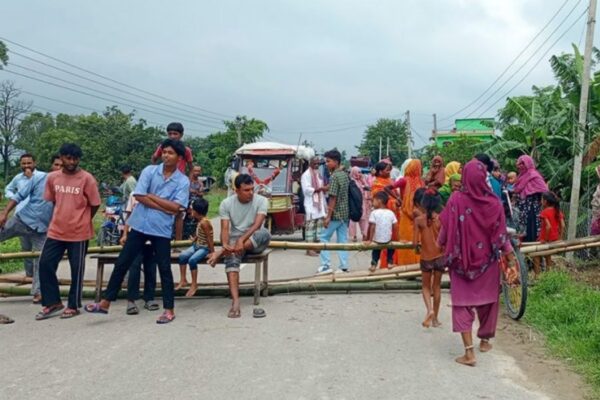 सप्तरीमा स्थानीयले गराए हुलाकी सडक अवरुद्ध सप्तरीमा स्थानीयले गराए हुलाकी सडक अवरुद्ध