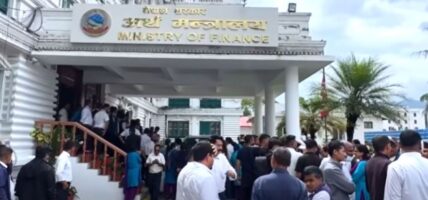 अस्थायी र करारका कर्मचारीद्वारा अर्थ मन्त्रालयमा धर्ना