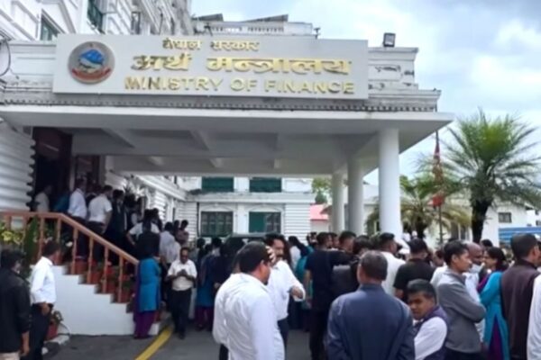 अस्थायी र करारका कर्मचारीद्वारा अर्थ मन्त्रालयमा धर्ना अस्थायी र करारका कर्मचारीद्वारा अर्थ मन्त्रालयमा धर्ना